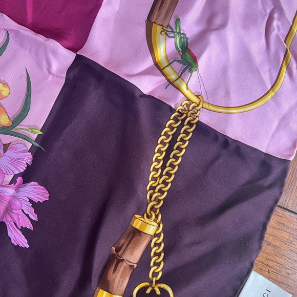 Used Gucci scarf in very good condition with no box - Picture 7 of 7